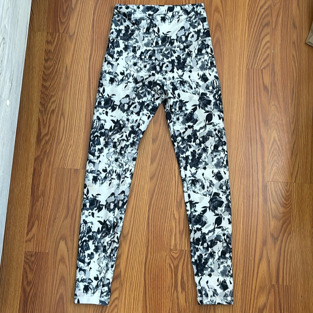 Black and white floral yoga legging